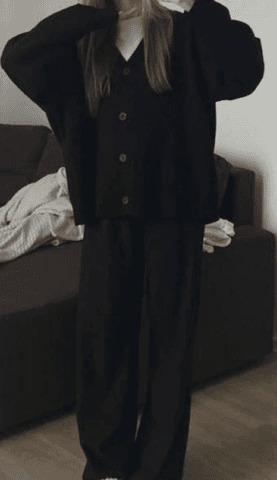 Черный утепленный лук с кардиганом