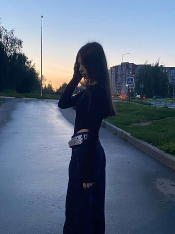 Чёрный топ и джинсы с поясом